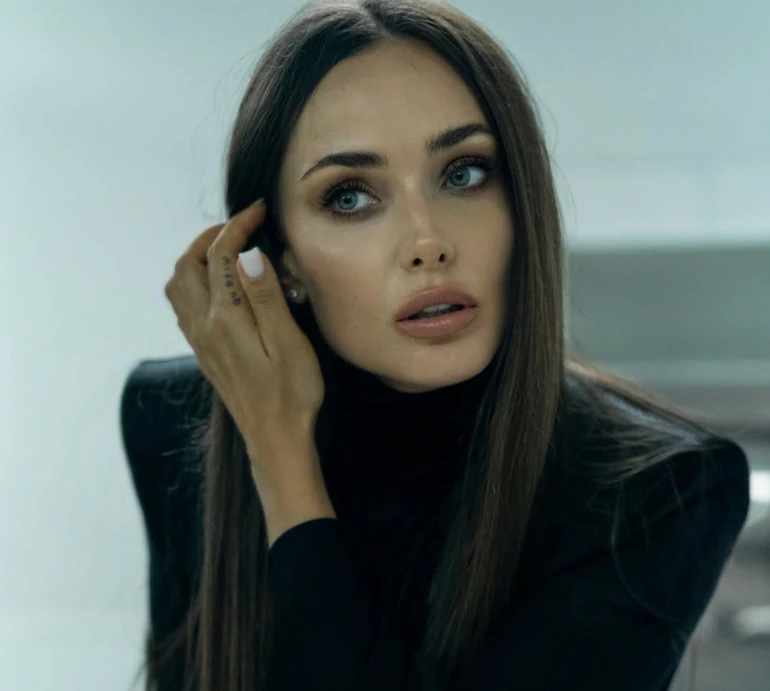 Цікавий феномен: Мішина помилувалася собою перед дзеркалом та пояснила, звідки береться суспільний осуд