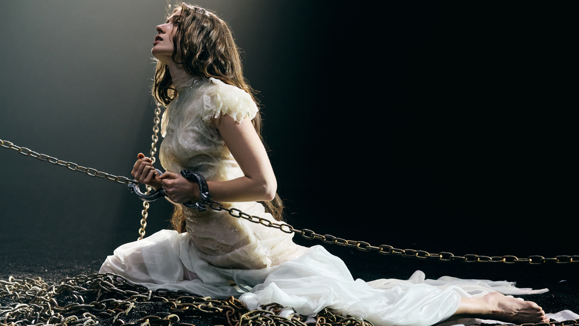 "Моя особиста революція": Jerry Heil у кайданах латиною заспівала молитву "Катарсис" у кліпі для Нацвідбору на Євробачення