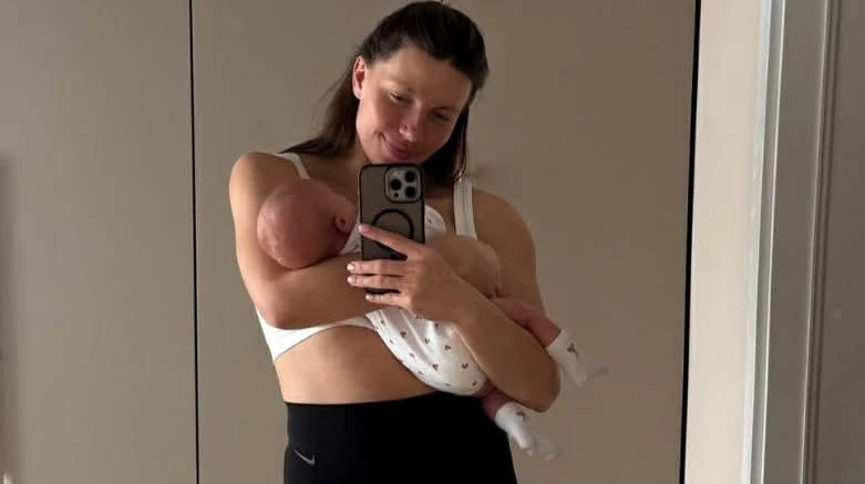 Бех заселфилася в спідньому через місяць після пологів. Фото