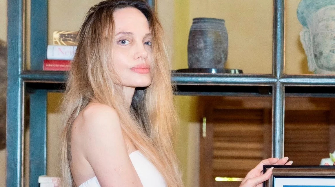 Привид: Анджеліна Джолі на нових фото з Камбоджі ще більше налякала фанів своїм виглядом