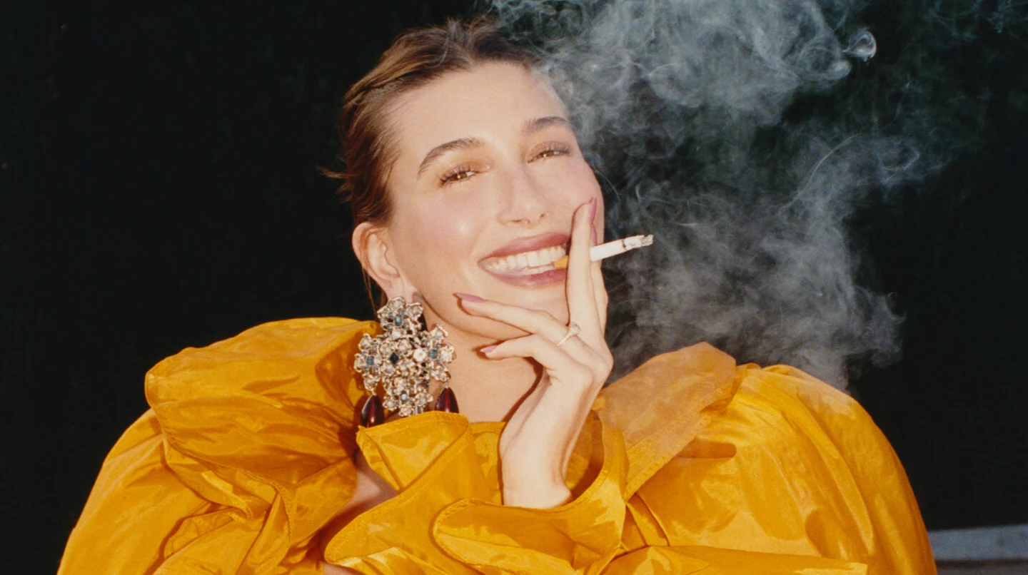 Хейлі Бібер у золотих трусиках і вушках кролика випнула сідниці на обкладинці глянцю. Фото