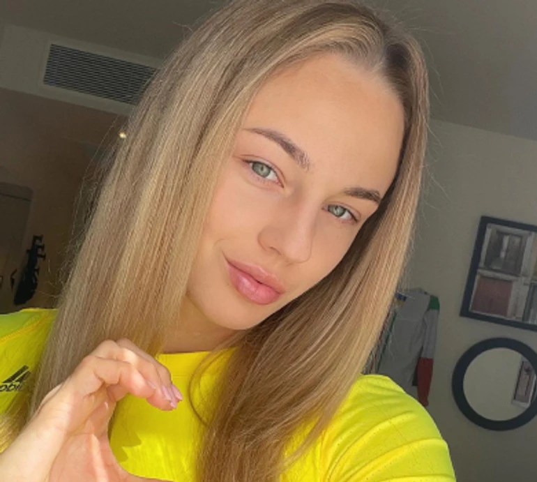 Білодід у топі та лосинах пострибала на скакалці і показала кучеряву себе