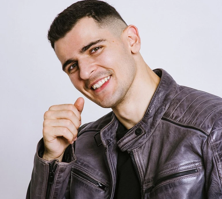 У тебе гейська натура: блогер Ніколас Карма показав, як на нього напали двоє з перцевим балончиком. Відео