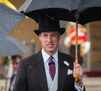 Погода для плавання: як принц Вільям із чепурними кузинами під дощем гостей Букінгемського палацу приймали. Фото