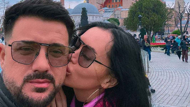 Нова пасія Мурата Налкакіоглу осідлала його для фото на вулиці Барселони