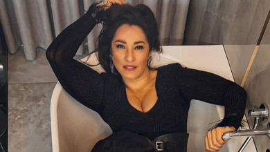 Наталка Карпа у декольтованій сукні та ковбойках ефектно розляглася у ванні для грайливих фото