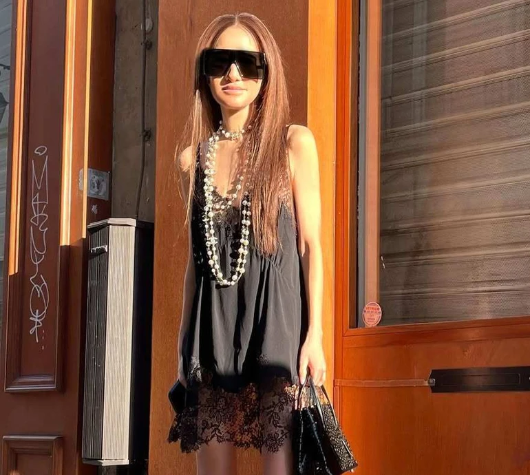 76-річна Вера Вонг у Парижі вигуляла міні з мереживом у білизняному стилі. Фото