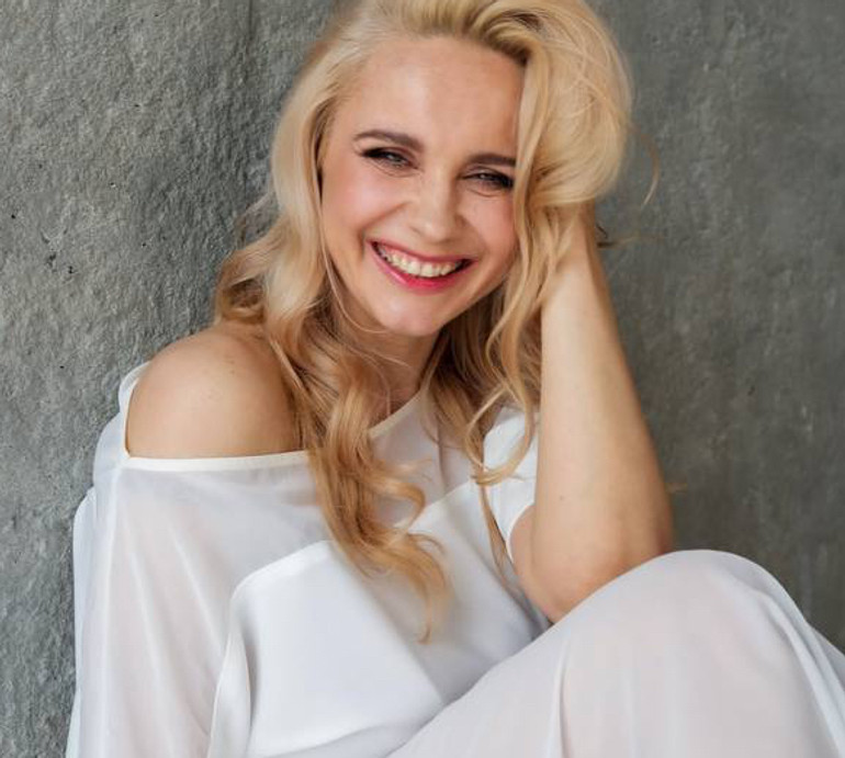 Ребрик показала, як розважалася з трьома доньками на шляху до Анталії