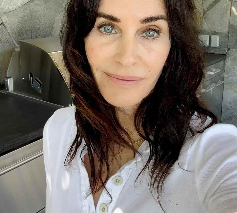 Захоплююся з самого дня знайомства: Кортні Кокс до 62-річчя колеги з Друзів адресувала їй теплі слова та показала фото