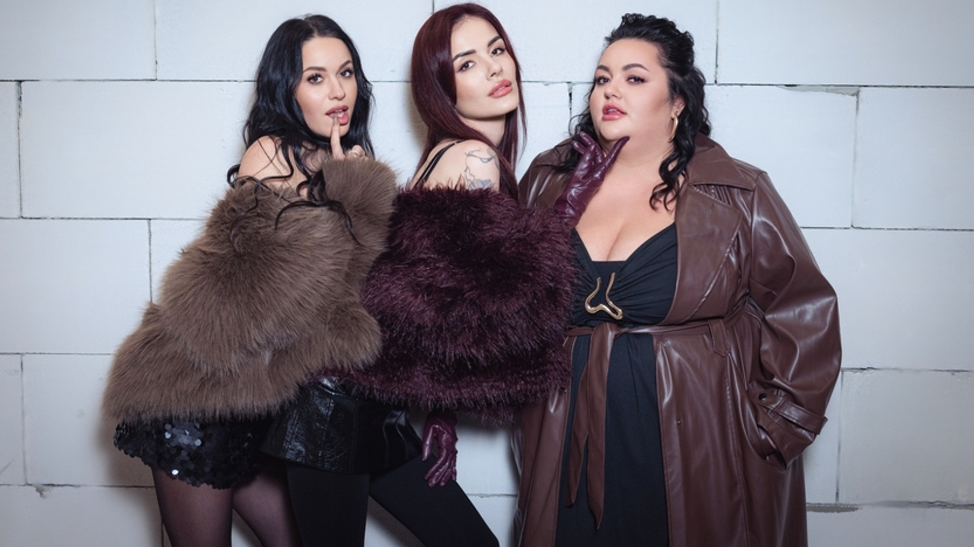 "Girls power": MamaRika емоційно поспівала з подругами в авто та набила тату в кліпі про любов до себе