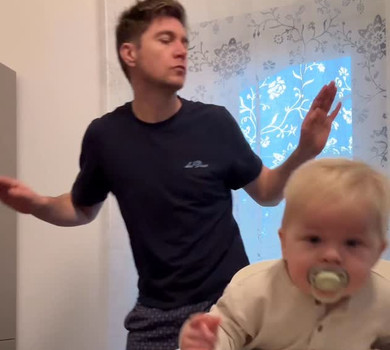 Дискотека, коли є дитина: Остапчук з 11-місячним сином показав кумедний танок під дитячу пісню