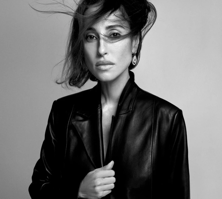 Тільки рух вперед: дизайнерка Каменська з нагоди 43-річчя попозувала у трусиках та шкіряному плащі на голе тіло