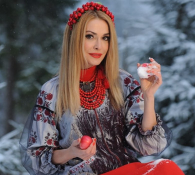 Мороз був -15!: Сумська в заквітчаному луці та коралях показалася на атмосферних кадрах із зимового лісу