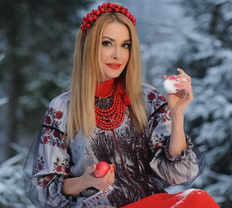 Мороз був -15!: Сумська в заквітчаному луці та коралях показалася на атмосферних кадрах із зимового лісу