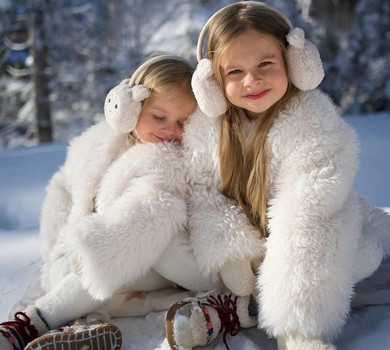 Мої сніжинки: дружина Зінченка замилувала дочками в пухнастих шубках на снігу в Буковелі