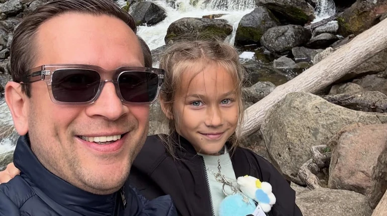 Ступка з 8-річною донькою та коханою показали сімейну ідилію у весняній подорожі по США. Фото