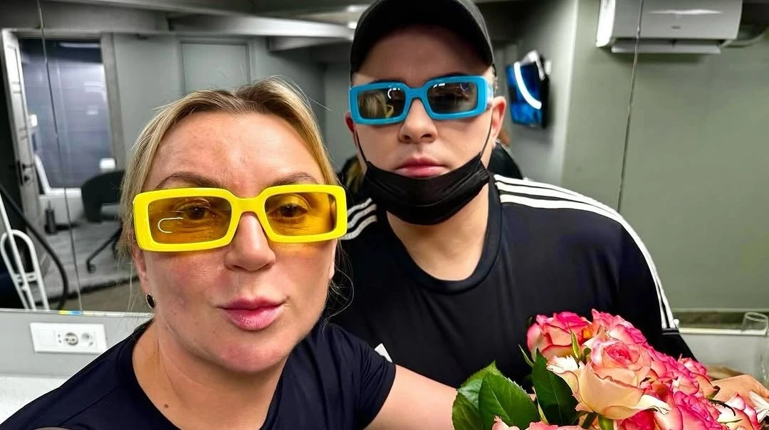 Шовковиця і настрій: мама Сердючки наробила язикатих селфі з 2-річною онукою