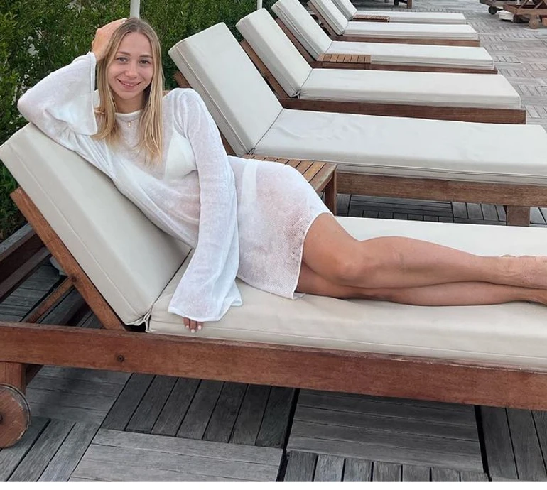 Дружина Павліка у лазуровому купальнику попозувала в турецькому басейні. ФОТО