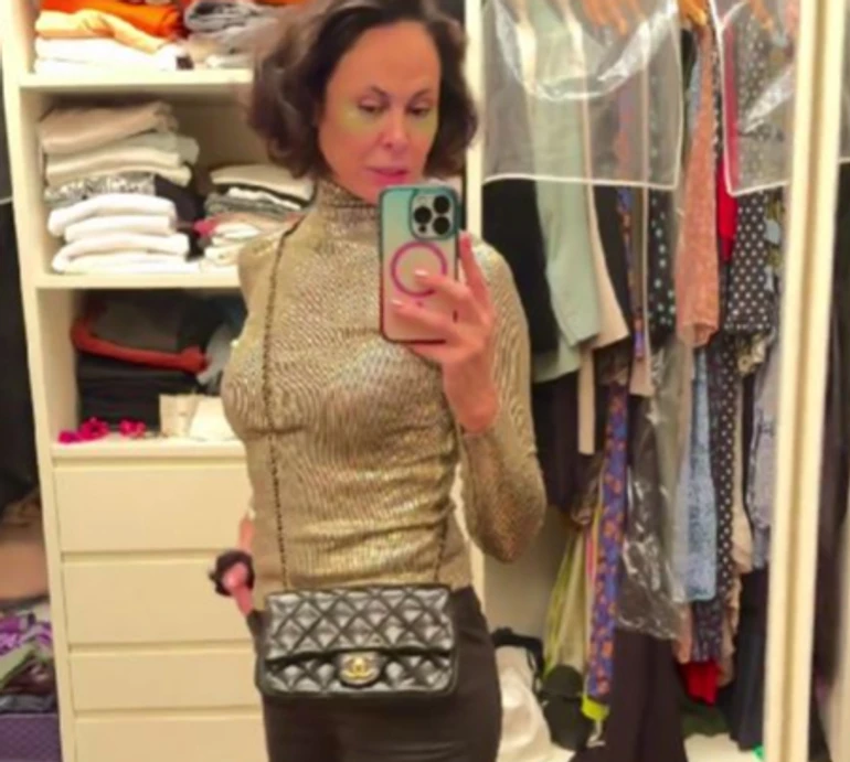 Ексдружина Кличка у коротеньких шортах та золотих патчах поділилася різдвяним вайбом. Відео