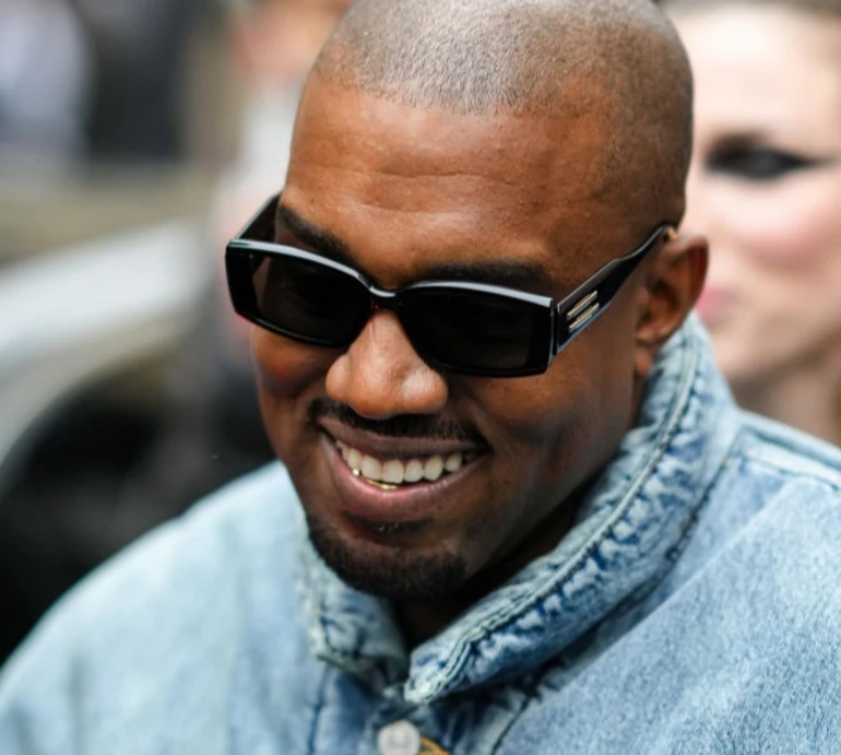 Каньє закипає: інсайдер розповів, чому Вест одягає жінку в сороміцькі образи і до чого тут Кардашян