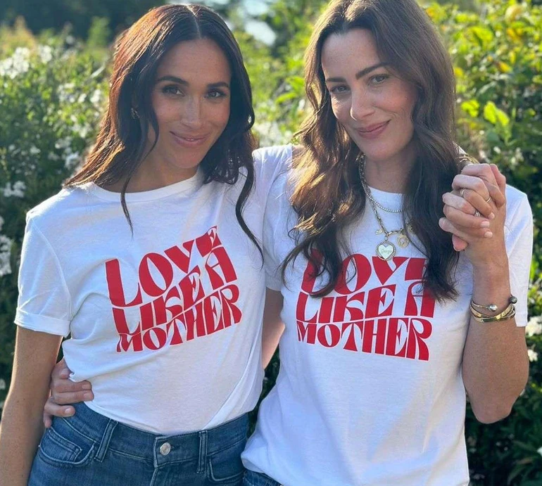 Меган Маркл після появи в сукні як у подружки з Форс-мажорів зазнімкувалася з нею ж у однакових футболках за $38