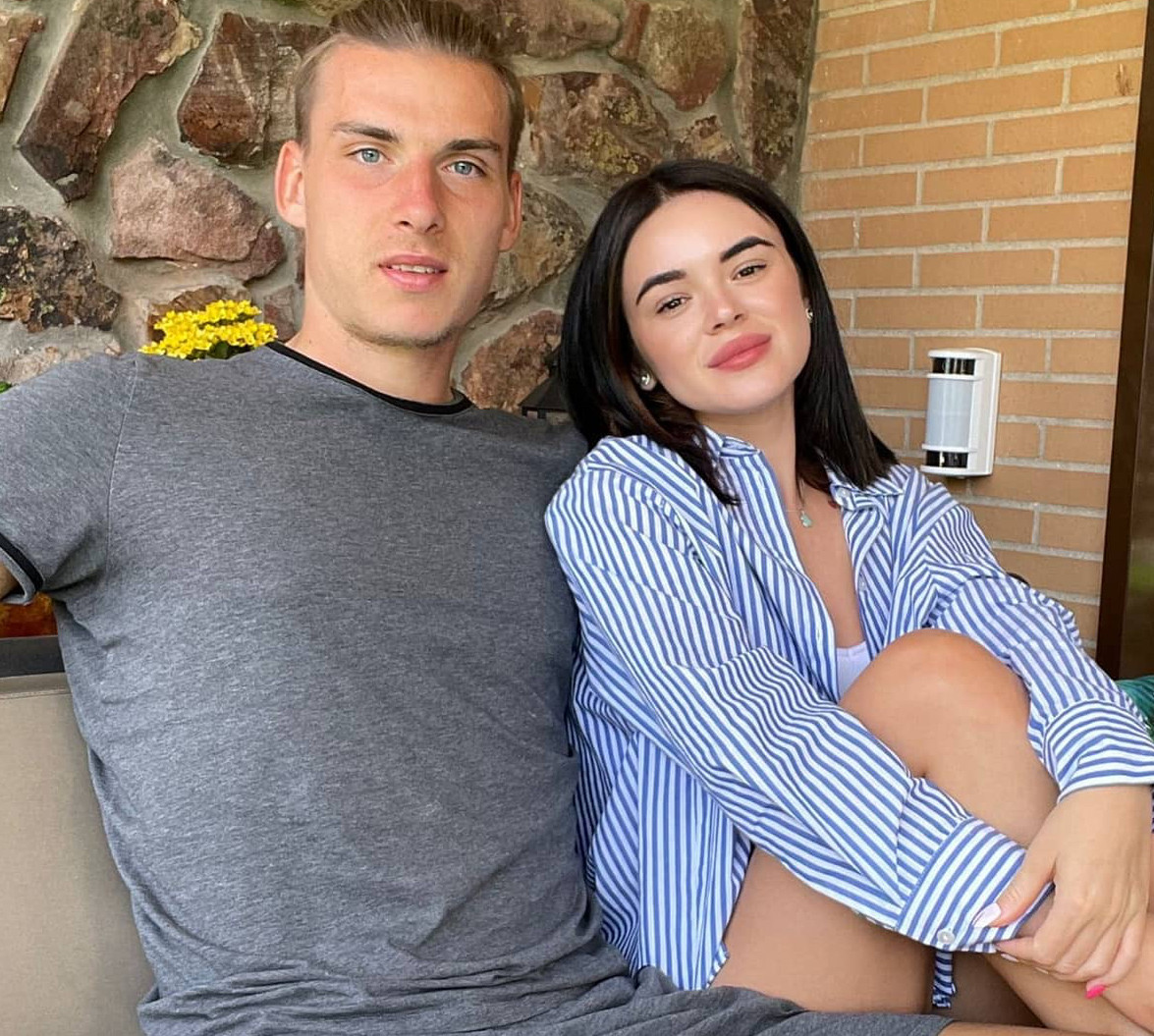 Дружина футболіста Луніна похвалилася тілом у хижому бікіні. Фото