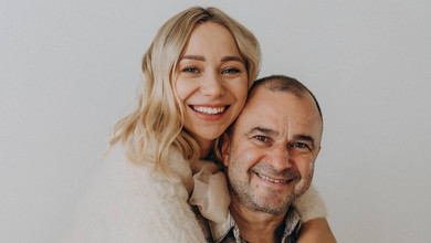 Дружина Павліка пригорнула його для фото і заспівала свою улюблену пісню