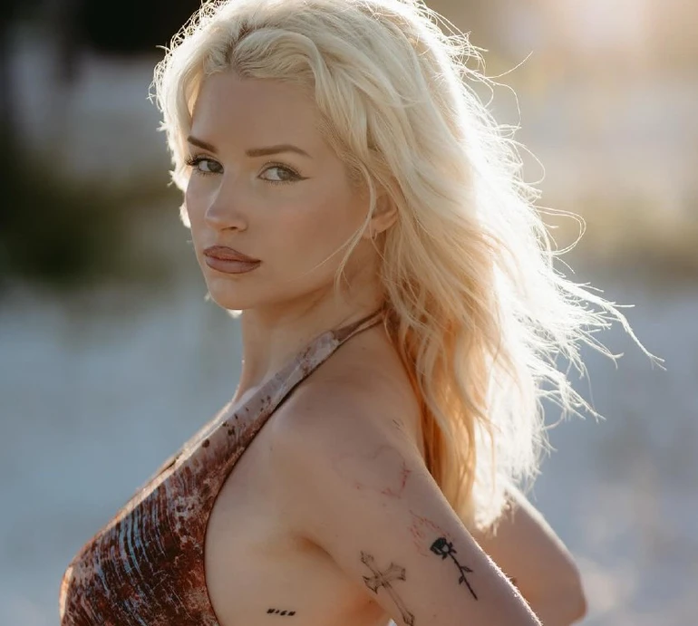 Сестра Кейт Мосс у триколірному бікіні посвітила сідницями на пляжі в Мексиці