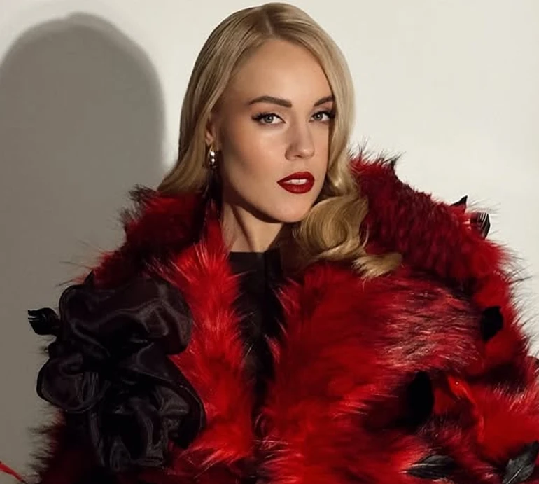 Тополя з нагоди 39-річчя посвітила тілом у трусиках і металевому корсеті. Фото