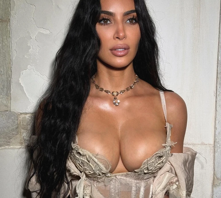 Кардашян впакувала апетитний бюст у корсет для нічного фотосету замість піжамної вечірки Безоса