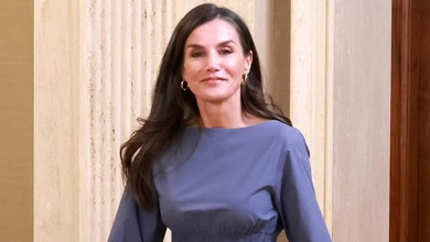 Принт, ажур і квіти: королева Летісія з дочками вигуляли контрастні образи на кінофестивалі на Майорці. Фото