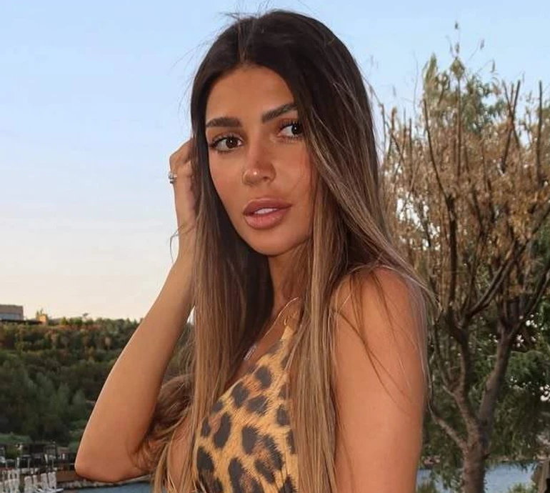 Кішечка: дружина Яремчука захопила підписників своїм струнким тілом у леопардовому бікіні