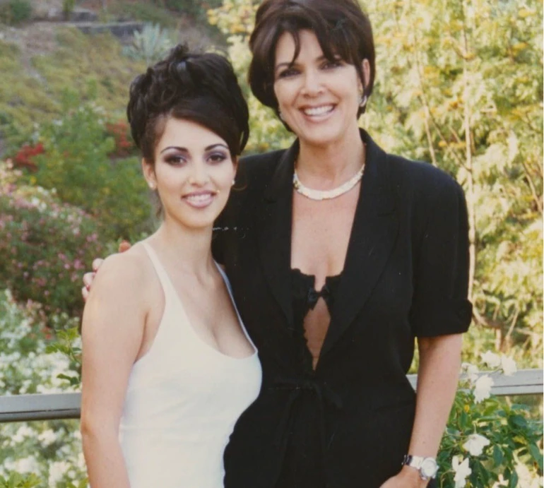 Віддаєш так багато себе: мама і сестри Кім Кардашян привітали її з 45-річчям і показали особливі фото