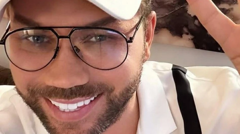 Пучок + худі та мальвінка до круглого вирізу: Андре Тан показав, як зачіскою підкреслити свій образ. Фото