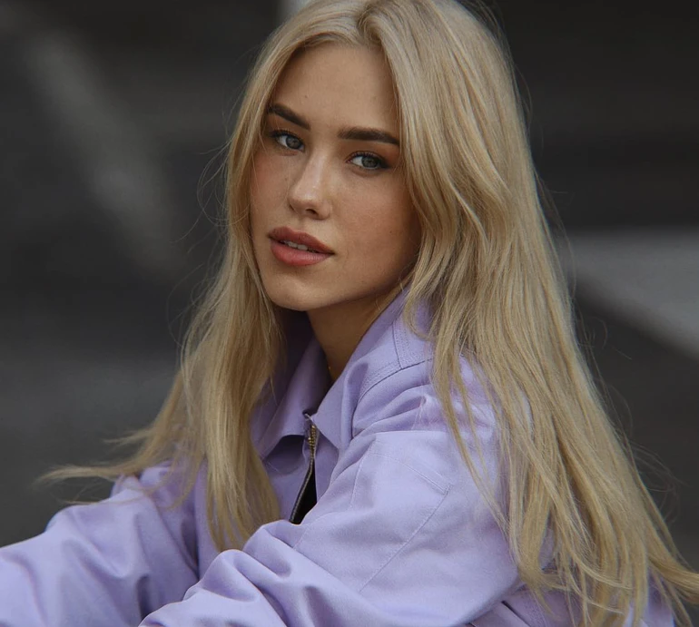 Квіткова з голими ногами забруднилася під час творчості