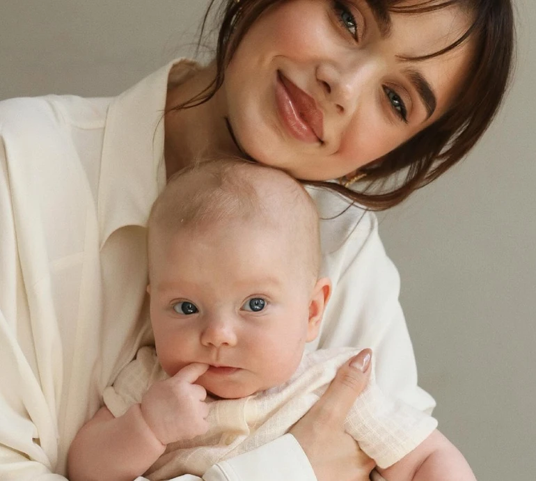 Три покоління: Саша Бо з мамою і 6-місячної дочкою пообіймалися на камеру. Фото