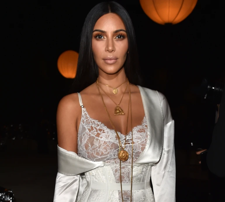 Модний підліток і світська левиця: як змінювалася Кім Кардашян від 90-х і до сьогодні. Фото