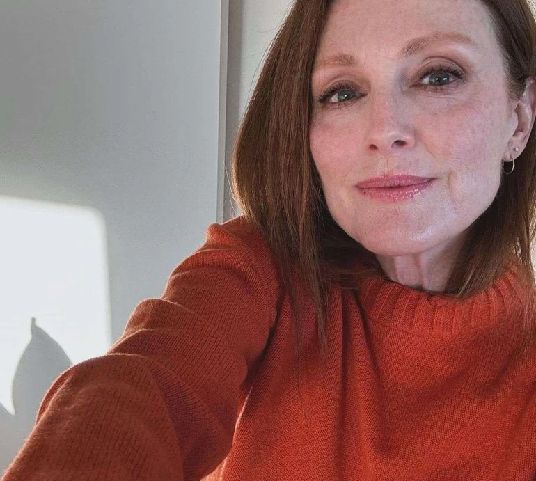 Копія зіркової мами: Джуліанна Мур у мережі похвалилася 22-річною дочкою-випускницею. Фото