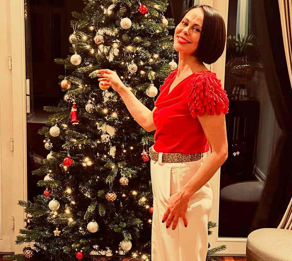 Ексдружина Кличка та їхні троє дітей у бридких светрах показалися разом на рідкісному фото