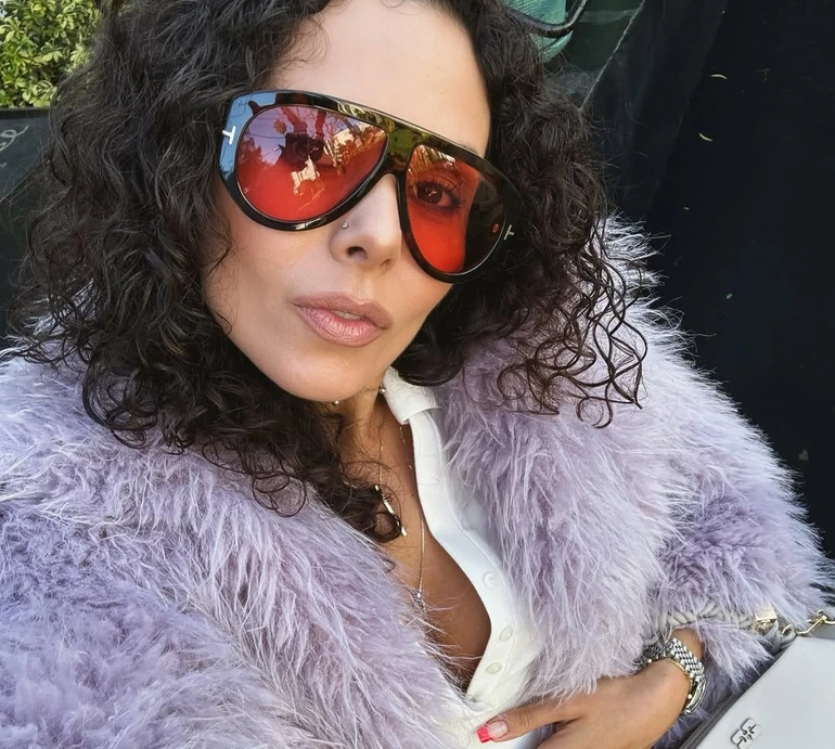 Каменських у бузковій шубці попозувала з Мерилін Монро та посвітила декольте в рожевих рюшах. Фото