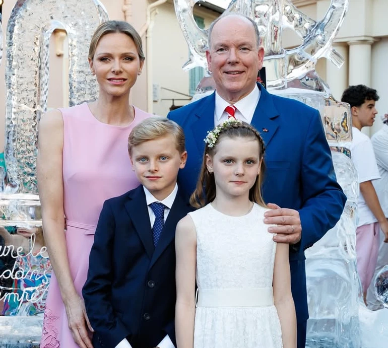 Княгиня Шарлін у рожевій сукні з мереживом приєдналася до чоловіка з ошатними дітьми на святкуванні 20-річчя його правління