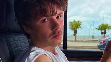 Футболка батька, ошатний лук та гітара: молодший син Бекхемів замилував романтичними кадрами з 29-річною коханою