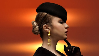 Без окулярів чи маски: Klavdia Petrivna заворожила ніжним образом у новому відео