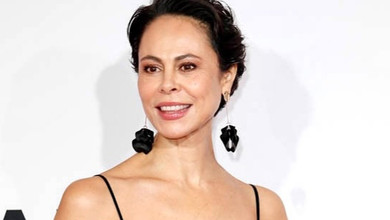 Сукня-пеньюар, паєтки та комбінезон: колишня Кличка вигуляла два стильні образи на благодійний концерт