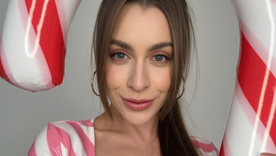 Немов цукерочка: Джозефін Джексон у смугастому латексі осідлала льодяник для новорічних фото