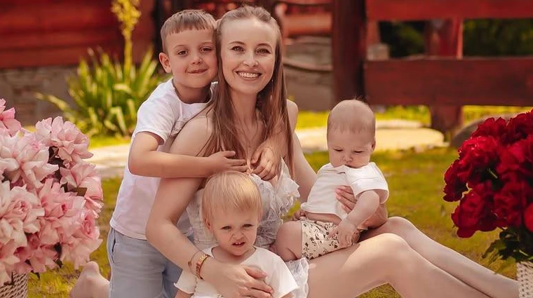 Скільки зайченят на фото?: Сагайдачна на лужку попозувала з двома синами і донькою