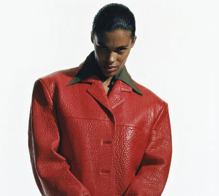 Кунакі в червоній шкірі та білому мереживі з панчішками попозувала для глянцю