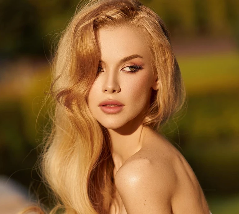 Апанасенко у панчохах та шкіряному тренчі виставила ніжку заради сексі-ФОТО