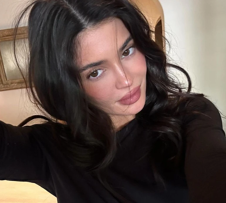 Носила такий у 17: Кайлі Дженнер кардинально змінила колір волосся. Фото