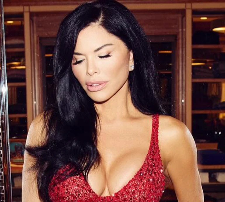 Наречена Безоса похизувалася формами у мерехтливому максі з величезним декольте. Фото